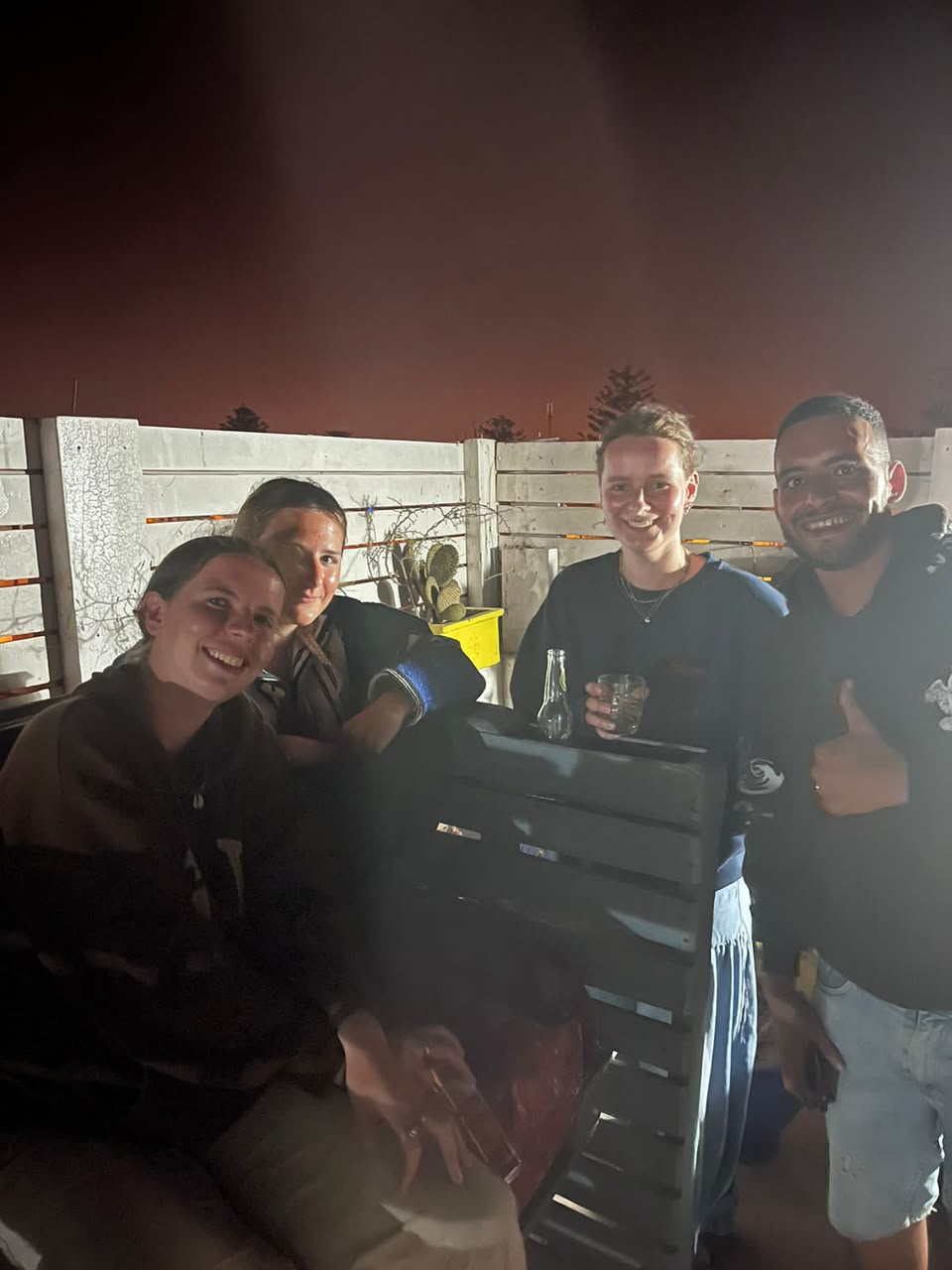 Marouane le soir avec des voyageuses autour d'une table, tous souriants